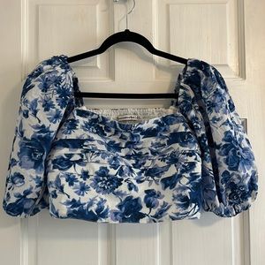 Puffed sleeve top